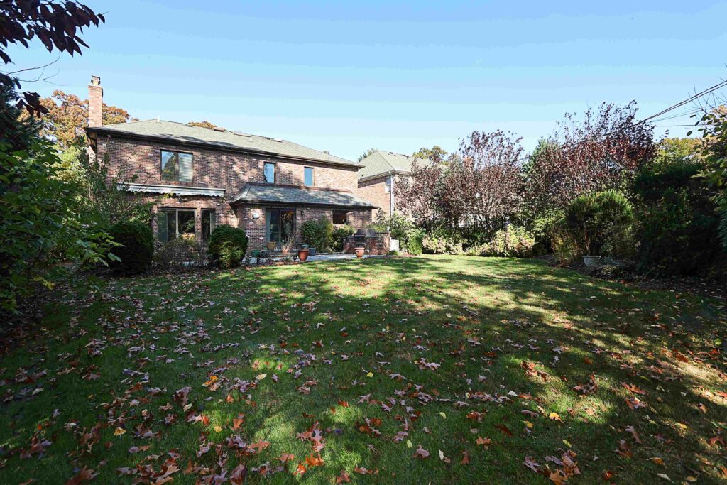 186 Aldershot Ln, Manhasset 37